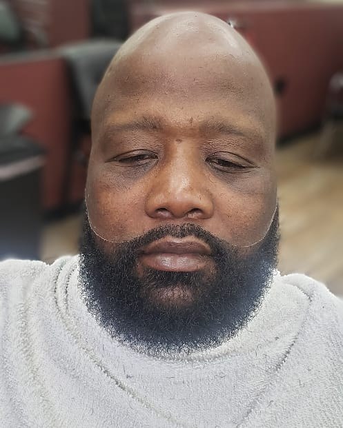 Beard lining with clippers and straight razor shape up